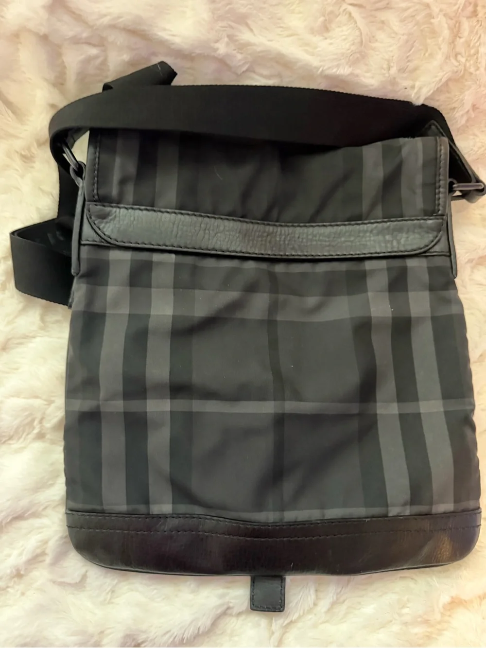Burberry stylish messenger